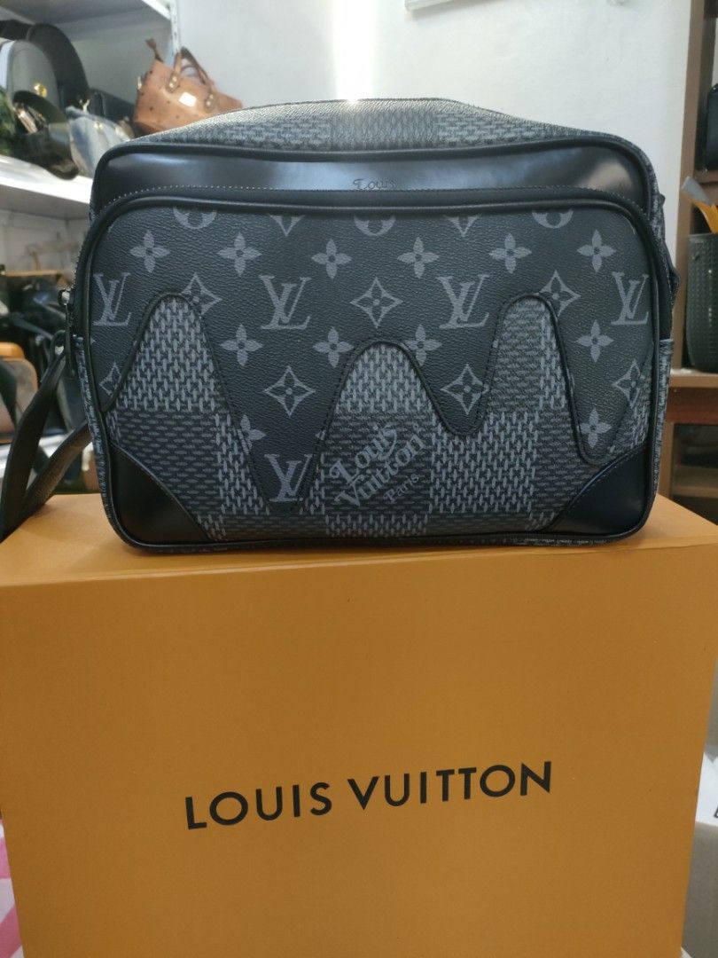 Louis Vuitton x Nigo e Sling Bag (Damier Ebene Giant Brown