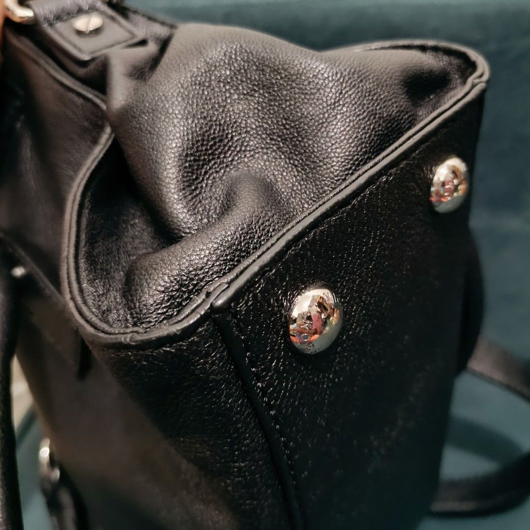 Michael Kors Hamilton in Small (Category: Luxury Bags & Wallets) located in Taguig. Submitted by Johanna.Luxe (Listing ID 1234368698, Image 3). Description: Original MK Hamilton Small in Black Soft leather Looks new rubber lining intact minimal scratch on the silver padlock.