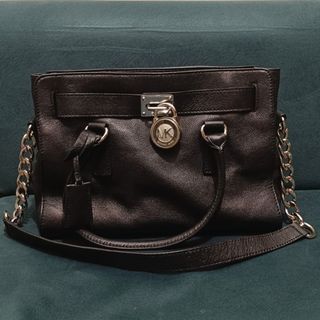 (Category: ) located in . Submitted by Johanna.Luxe (Listing ID 1234368698, Image 1). Description: .