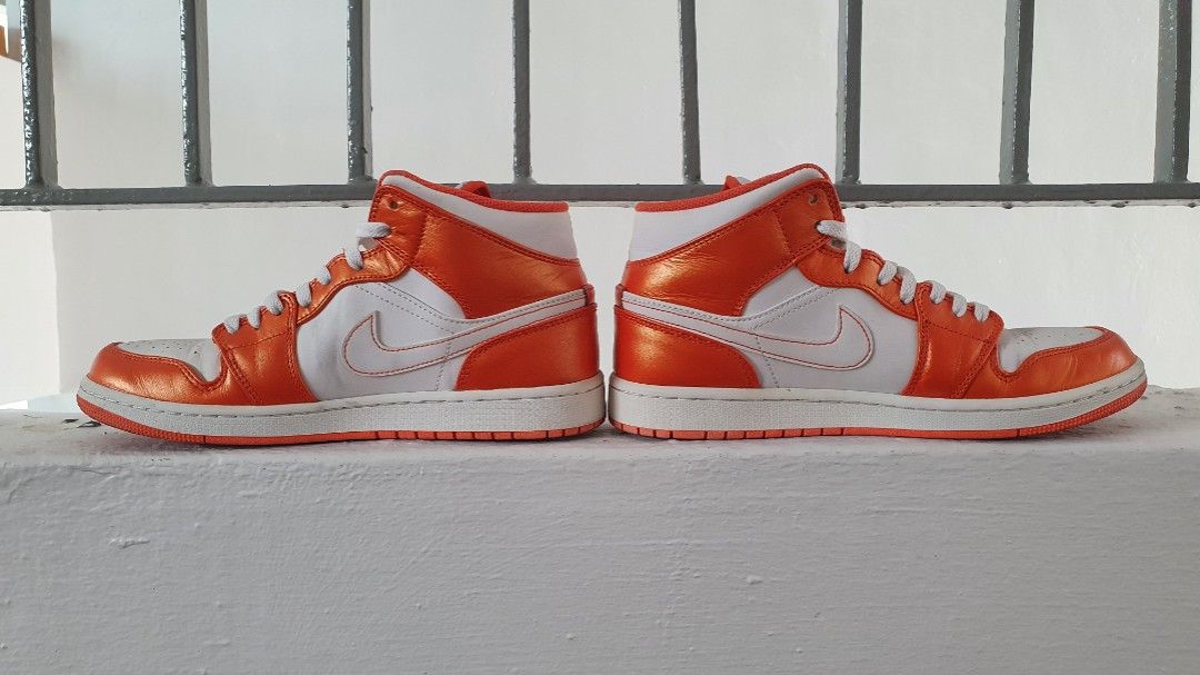 Air jordan hotsell 1 mid orange