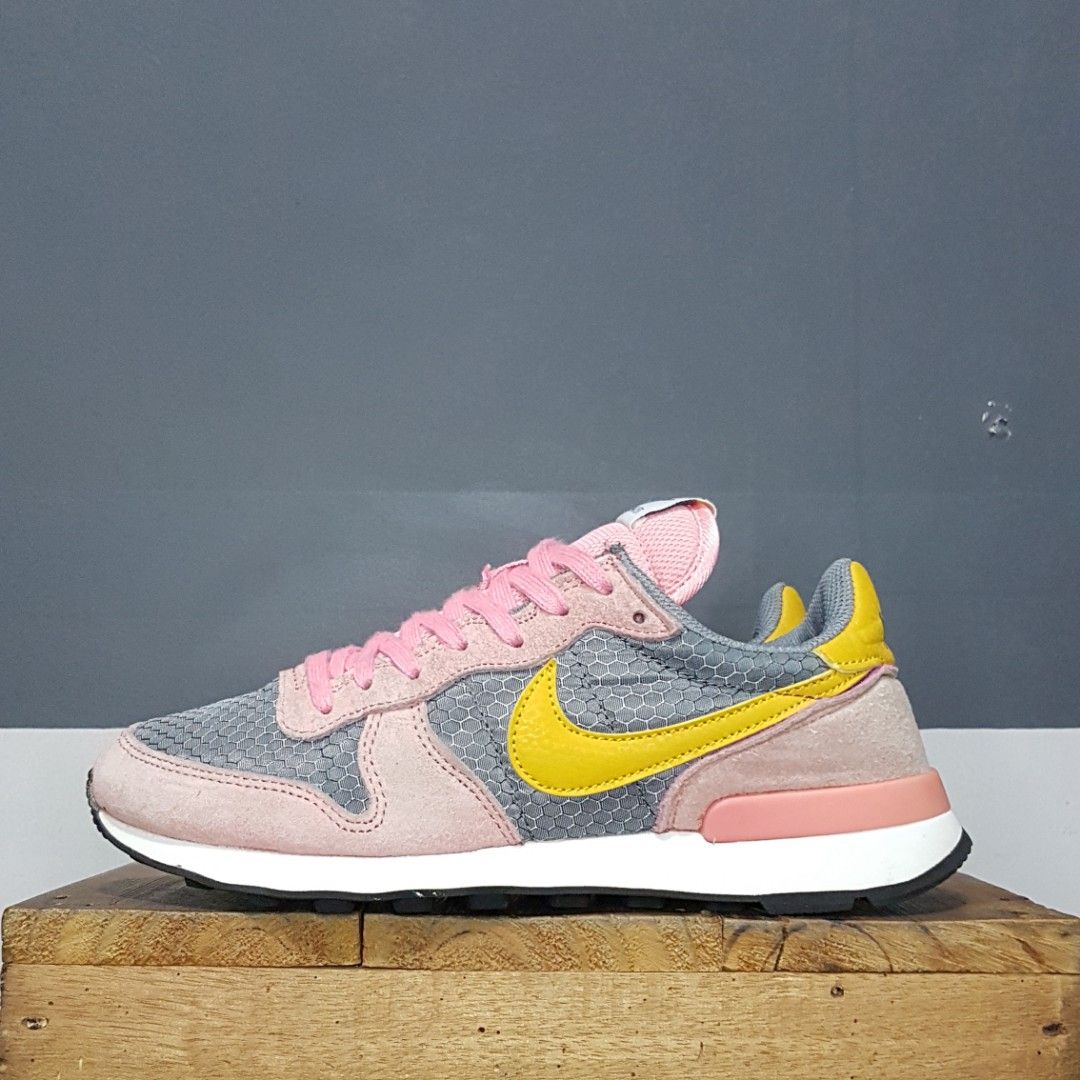 nike internationalist