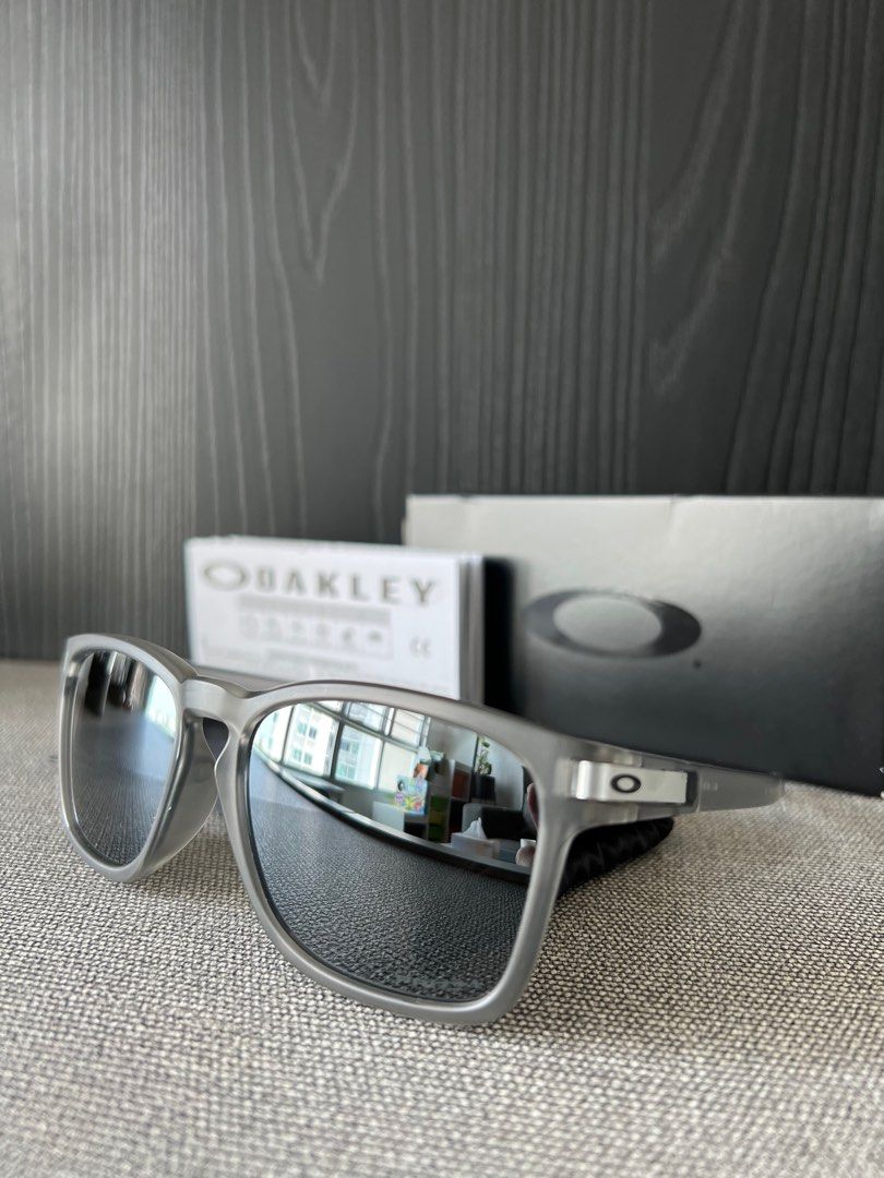 Oakley Latch Square