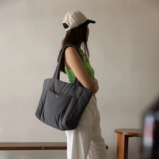 paper bunny puffer tote in shadow
