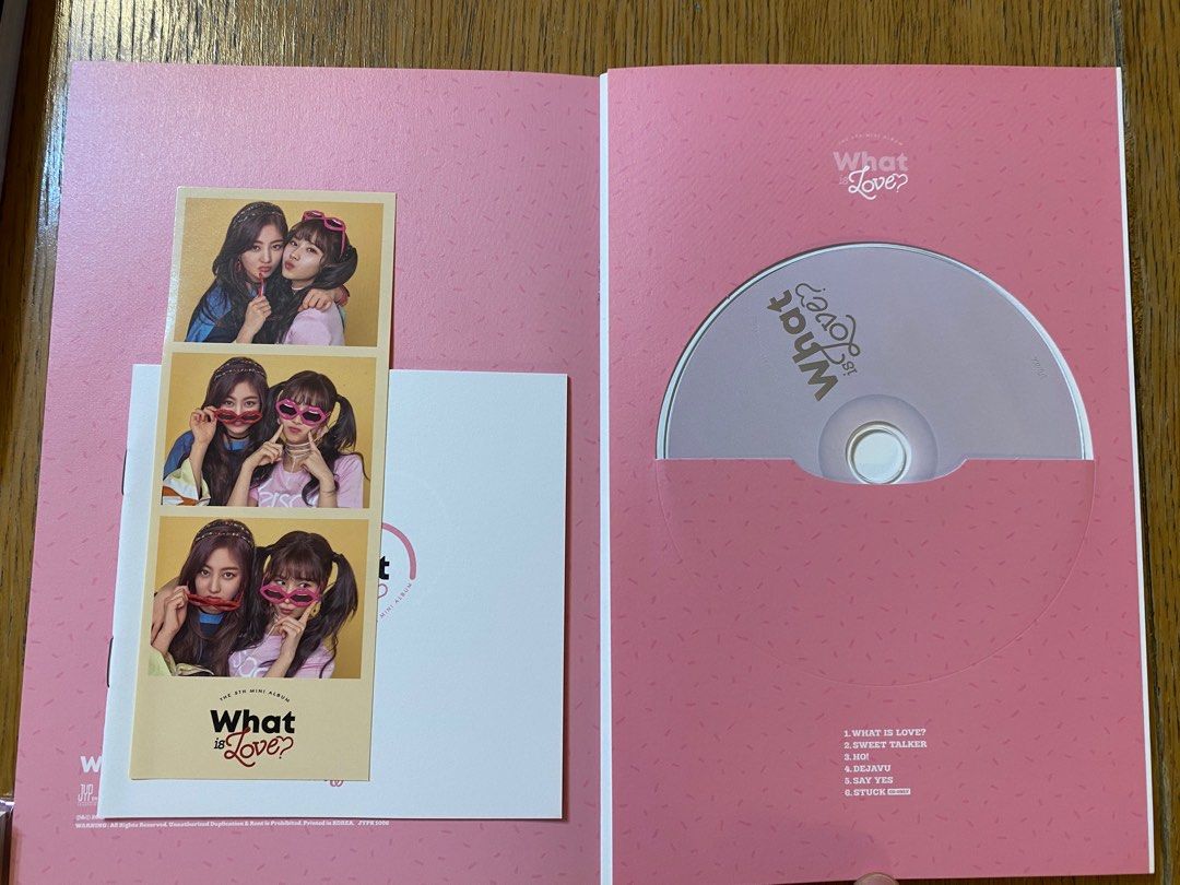 Twice CD Album & Magazine (kpop), 興趣及遊戲, 音樂、樂器 & 配件, 音樂與媒體 CD 及 DVD Carousell