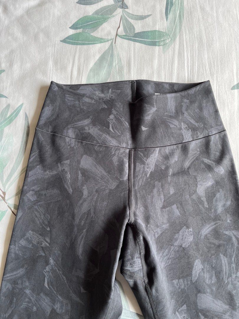 Uniqlo Airism printed leggings (Meguru Yamaguchi), Women's Fashion,  Activewear on Carousell