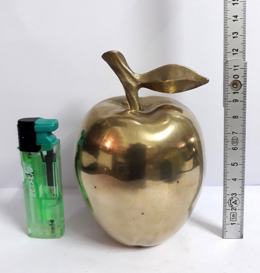 Vintage Brass Apple Paperweight, Hobbies & Toys, Collectibles