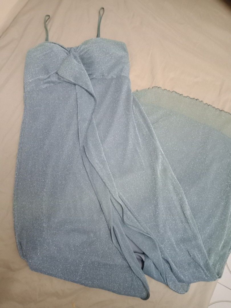 二手晚装 (S size) (Category: Evening Dresses & Gowns) located in Kuala Terengganu. Submitted by windleecf (Listing ID 1234450879, Image 1). Description: 二手晚装 size : S colour : silver.