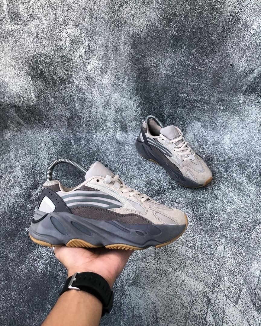 Harga sepatu yeezy boost 700 top