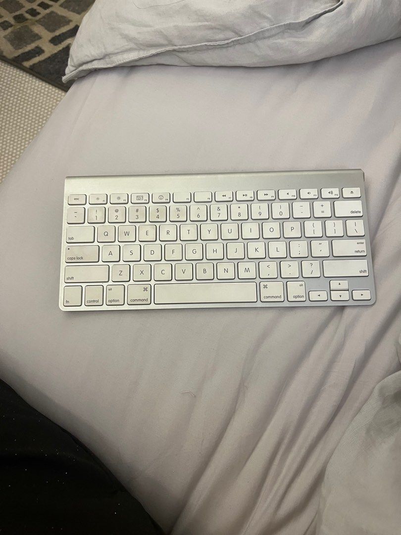 apple keyboard battery operated on Carousell