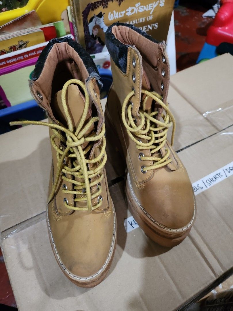 Brown Boots (Category: Boots) located in Quezon City. Submitted by ash.lin1021 (Listing ID 1234623103, Image 1). Description: WYSIWYG NEEDS SOME REPAIR ON THE SOLES. NAGBABAKBAK UNG GILID NG LEATHER AS SEEN ON THE PIC..