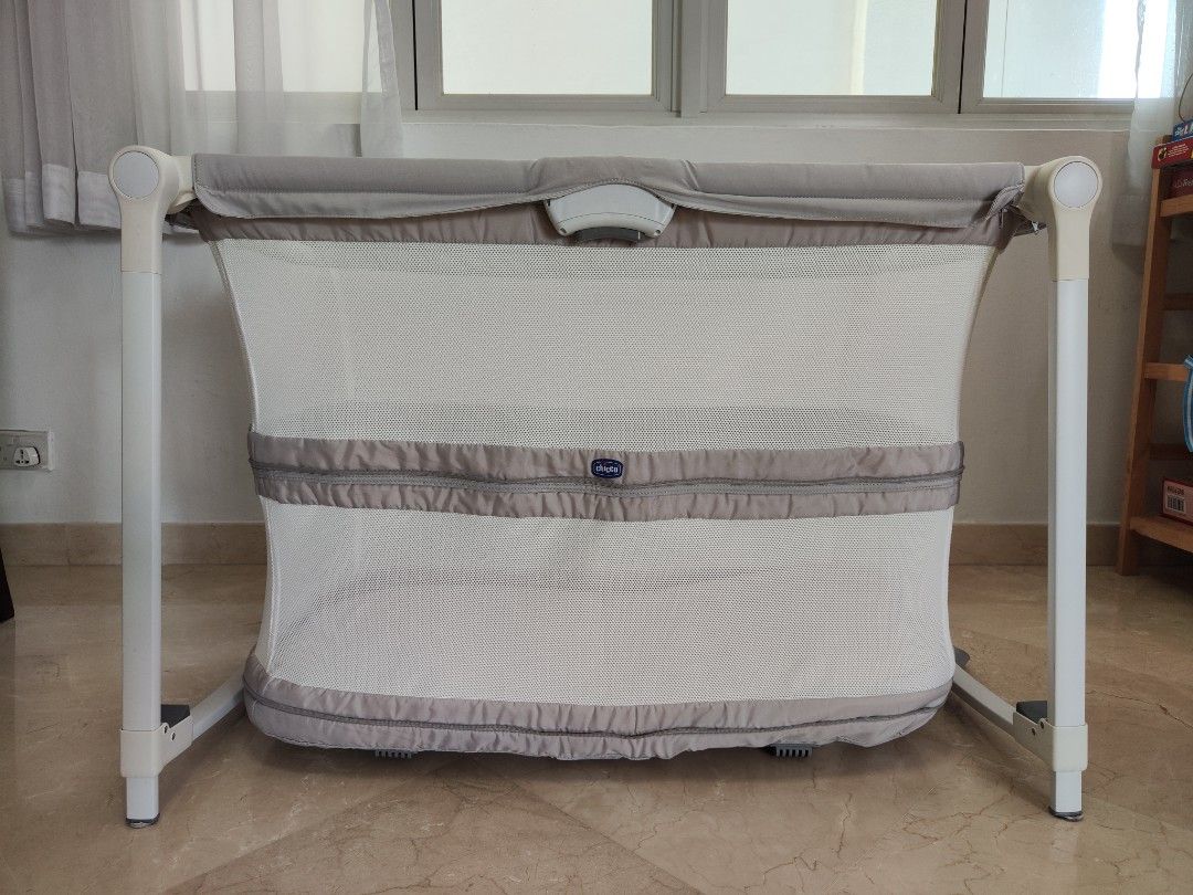 Chicco travel cot online zip and go