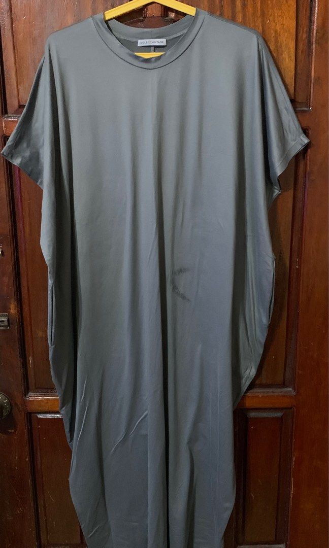 Cole Vintage Maxi Dress (Category: Dresses) located in Makati City. Submitted by Prettynette (Listing ID 1234607330, Image 1). Description: With flaw - small stain in front Pls check all photos posted With 2 side pockets Can fit large to XL frame With slit at the back.