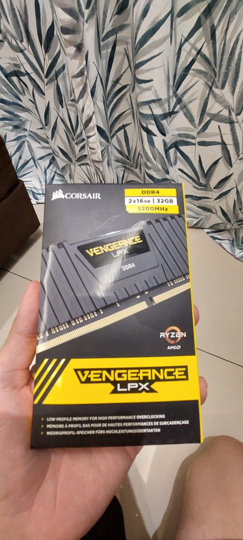 Cmk32gx4m2z3200c16 top