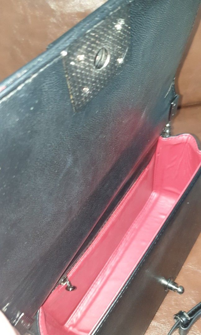 Floral shoulder bag / hand bag (Category: Shoulder Bags) located in Paranaque City. Submitted by emgonzalez (Listing ID 1234611889, Image 2). Description: stiff bag, only used once though it's a bit old. parts of the braded leather is a bit torn though not that noticeable..