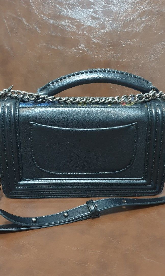 Floral shoulder bag / hand bag (Category: Shoulder Bags) located in Paranaque City. Submitted by emgonzalez (Listing ID 1234611889, Image 3). Description: stiff bag, only used once though it's a bit old. parts of the braded leather is a bit torn though not that noticeable..
