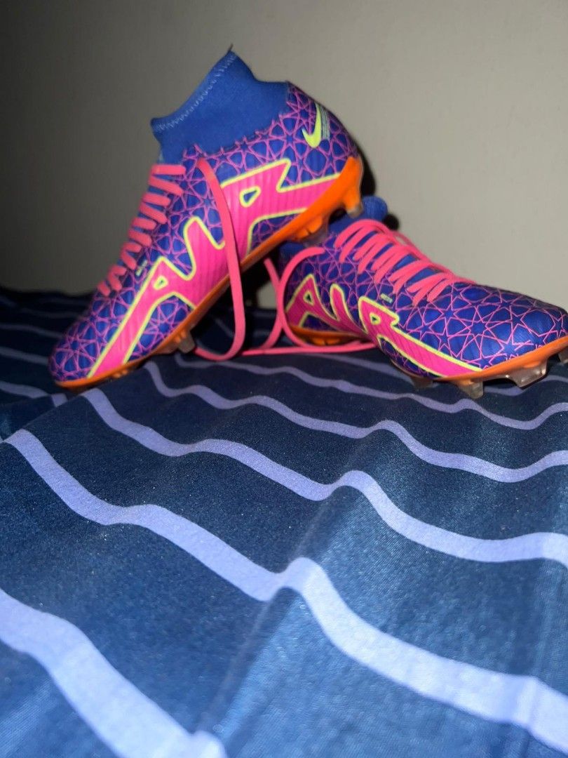 Cheap football shop boots size 4