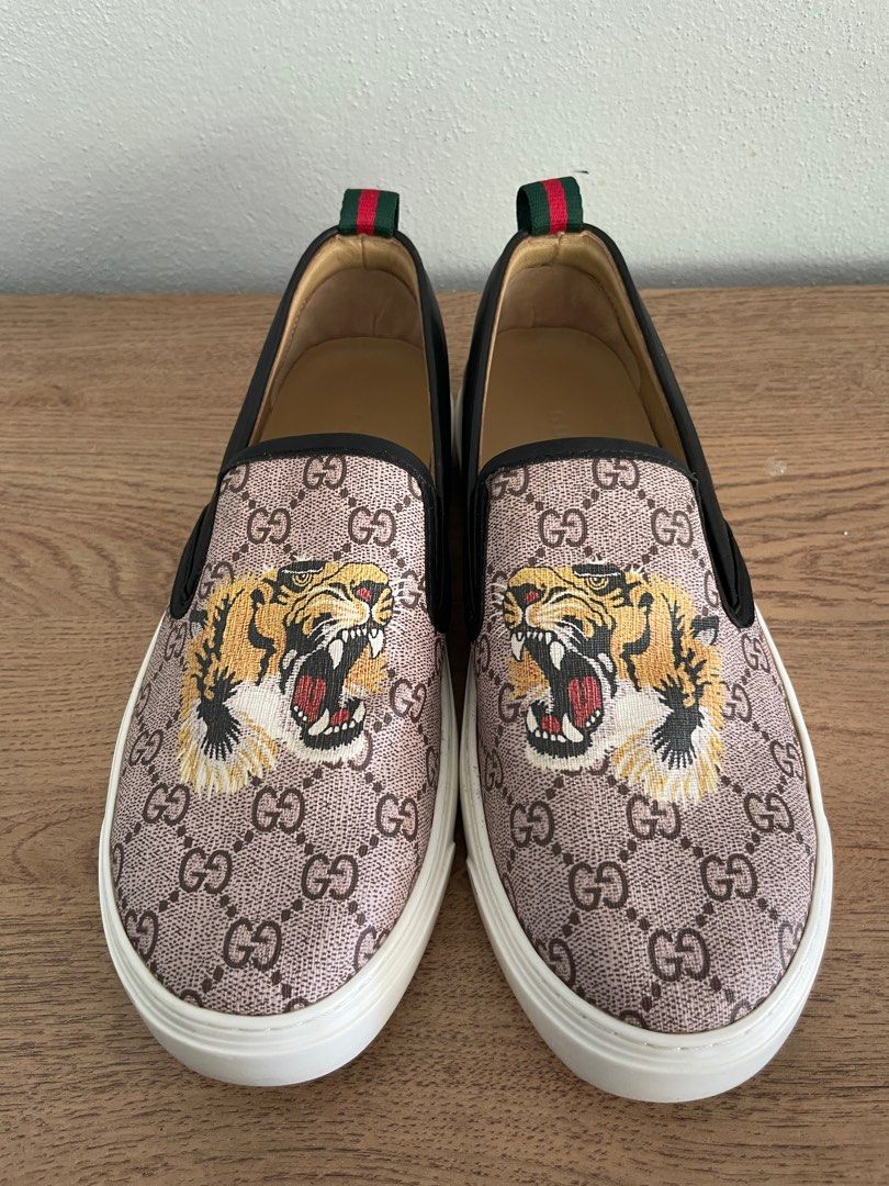 Gucci supreme tiger slip on top