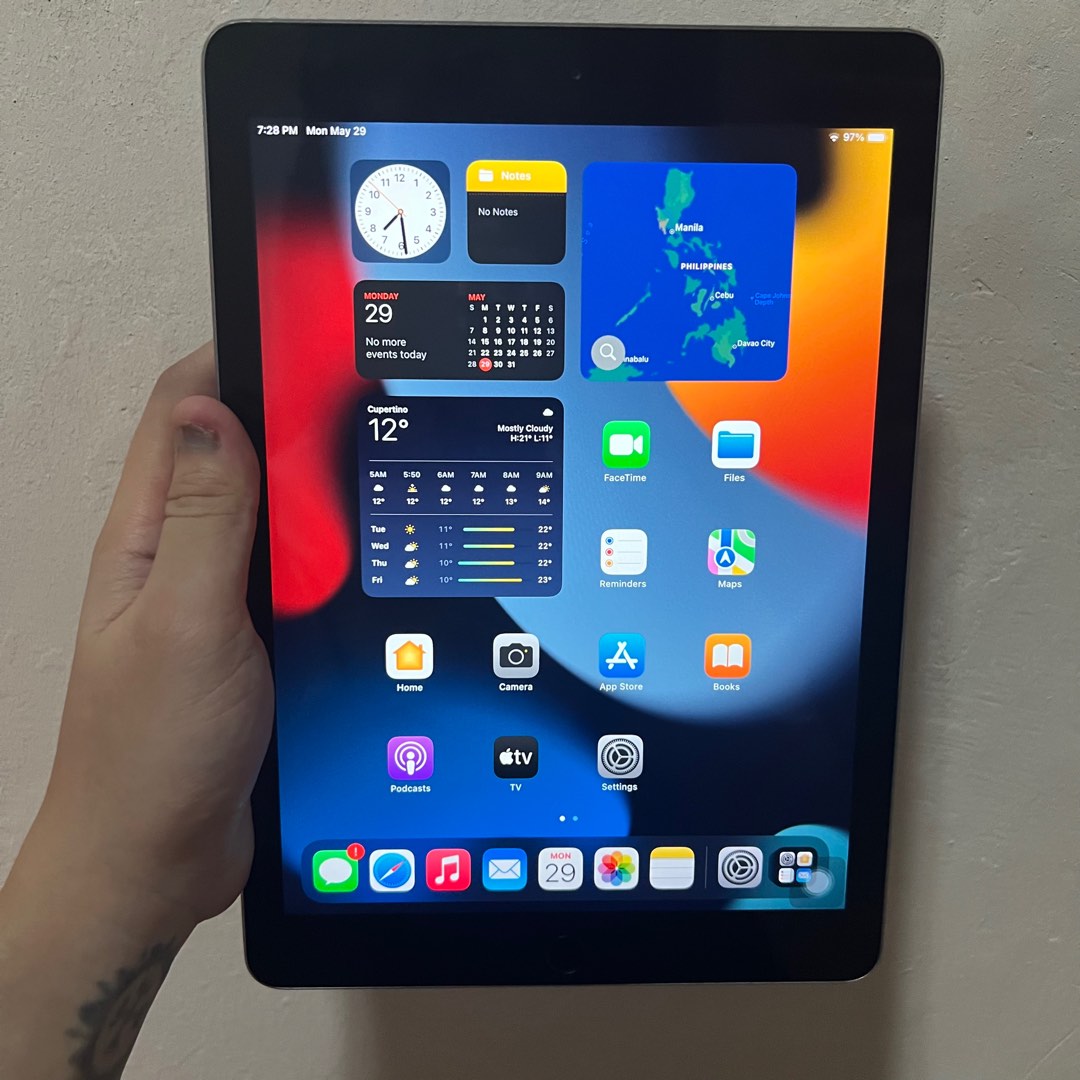 iPad 5th gen 128 gb on Carousell
