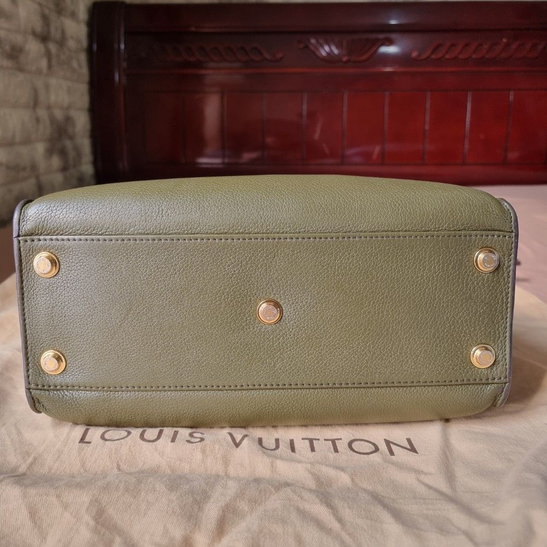 Wilshire leather handbag Louis Vuitton Green in Leather - 38247107