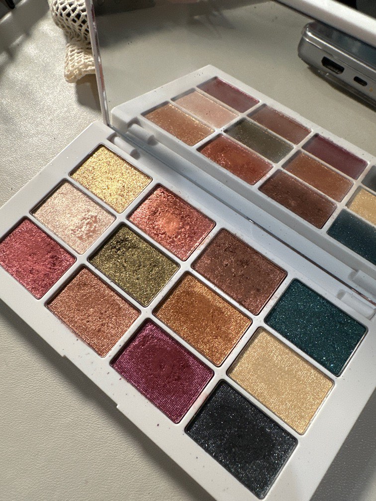 Makeup by Mario glitter eyeshadow palette on Carousell