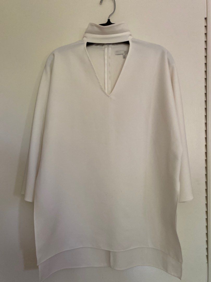 Oak and Fort - White V-neck cut out blouse (Category: Clothes) located in Toronto. Submitted by hanskim88 (Listing ID 1234444260, Image 1). Description: Its perfect for outing events Size - XS.