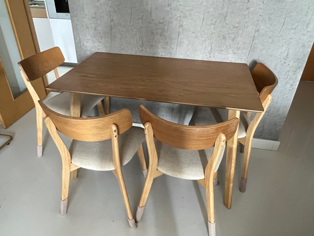 Scandinavian style dining table/chair set in great condition priced