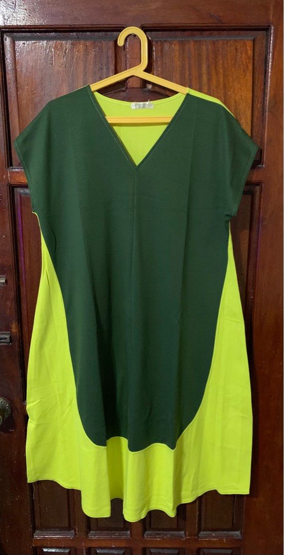 Simone’s Closet Dress (Category: Dresses) located in Makati City. Submitted by Prettynette (Listing ID 1234608037, Image 1). Description: Very good condition No flaw Can fit large to XL frame.