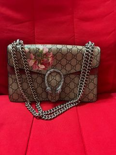 Sling bag ada tulisan GUCCI