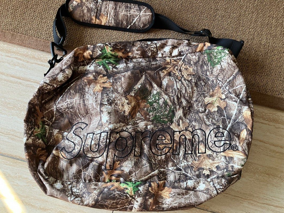 Supreme duffle bag FW19 real tree camo, 名牌, 手袋及銀包- Carousell