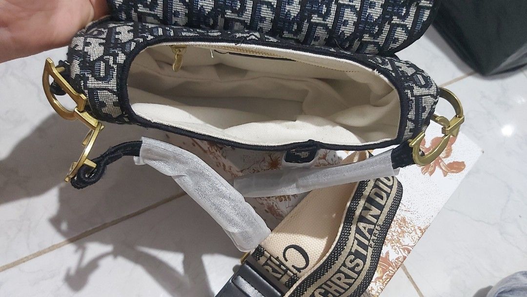 Tas dior selempang, Barang Yang Dicari di Carousell