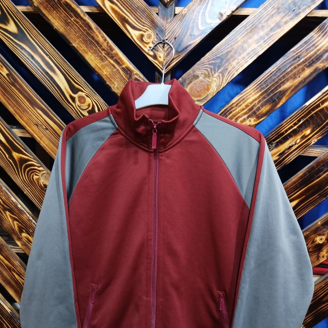 Tracktop UNIQLO size XL . P67 x L60 Fesyen Pria Pakaian