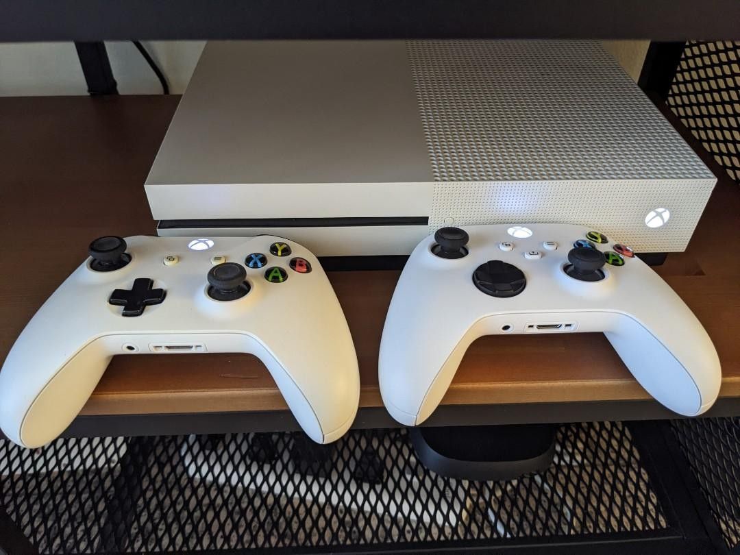 Xbox S with 2 controllers, Video Gaming, Video Game Consoles, Xbox on