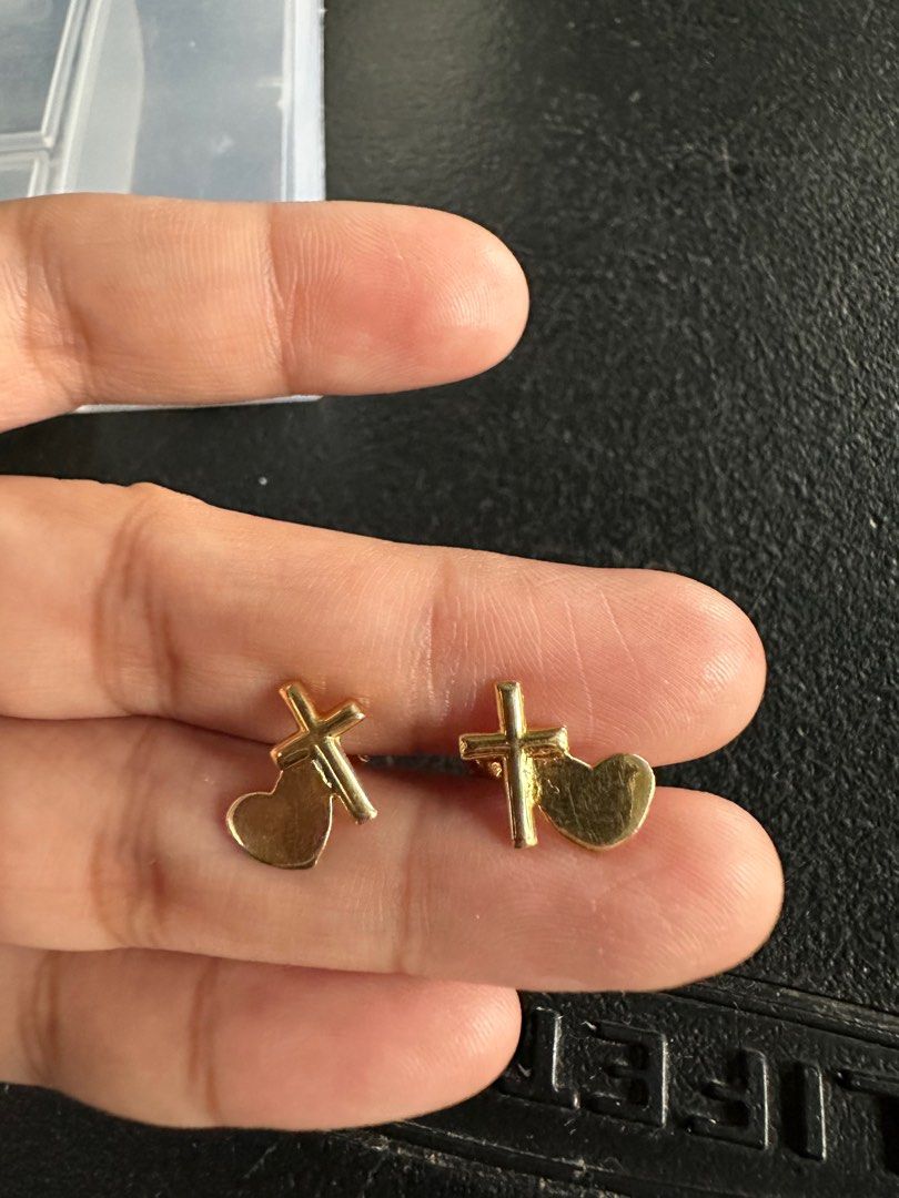18K Gold Earrings Oro China (Category: Earrings) located in Cebu City. Submitted by sultrychicmary (Listing ID 1229896552, Image 2). Description: barely used 18k Gold pawnable complete with pouch and care card from Oro China for free cleaning last price posted price is firm rfs: decluttering my unused Gold.