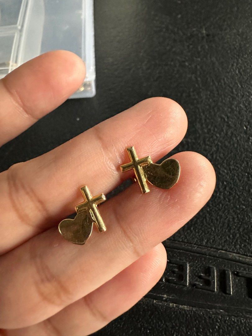 18K Gold Earrings Oro China (Category: Earrings) located in Cebu City. Submitted by sultrychicmary (Listing ID 1229896552, Image 1). Description: barely used 18k Gold pawnable complete with pouch and care card from Oro China for free cleaning last price posted price is firm rfs: decluttering my unused Gold.