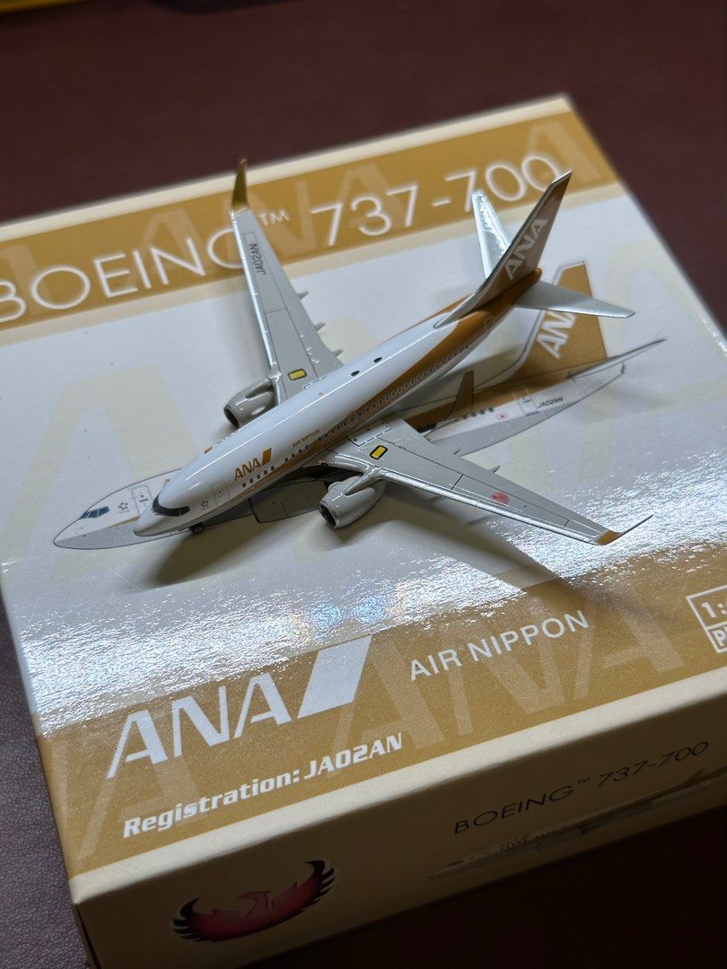 ANA Boeing 737-700 Gold Jet 1:400, 興趣及遊戲, 玩具& 遊戲類- Carousell