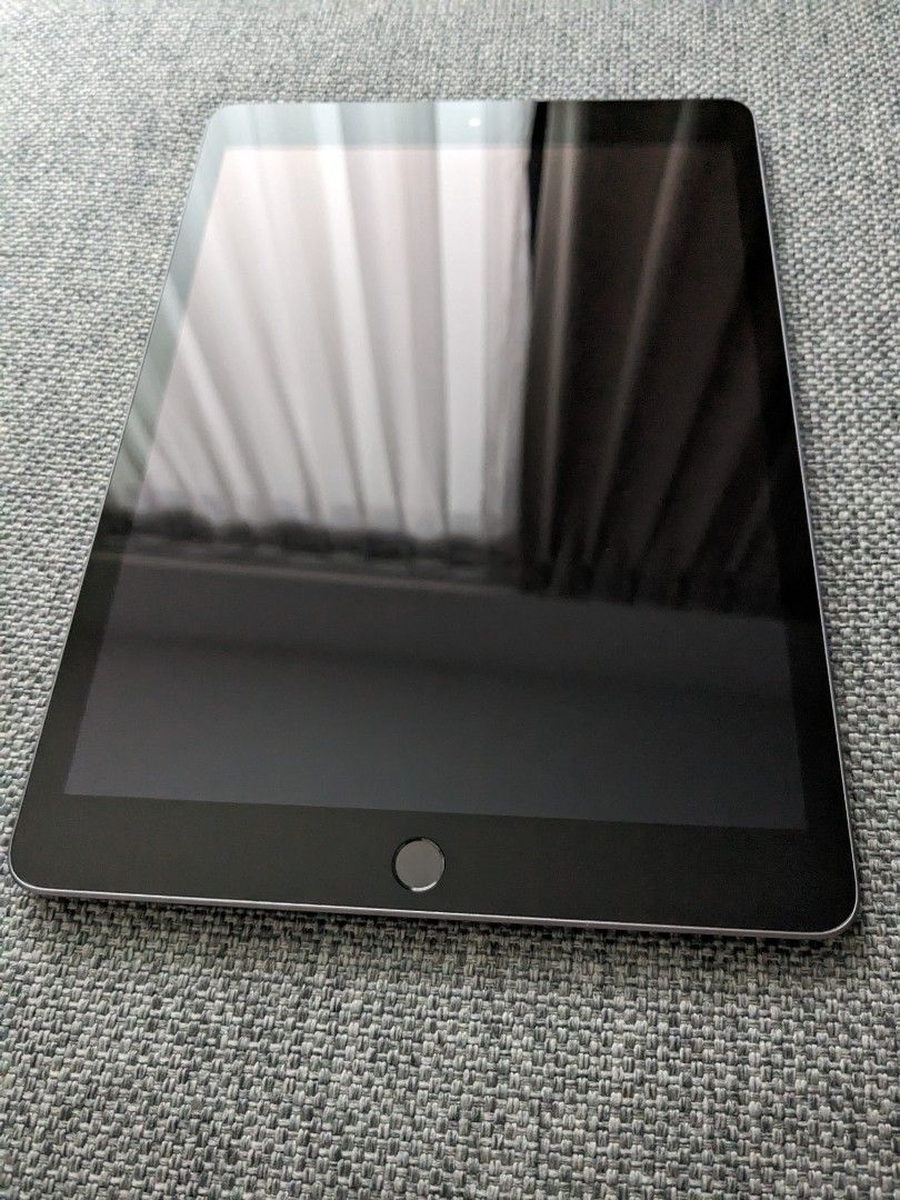 IPad 9e Génération 10,2 Pouces 64 Go Argent - Wi-Fi - Très Bon état Avec Boîte