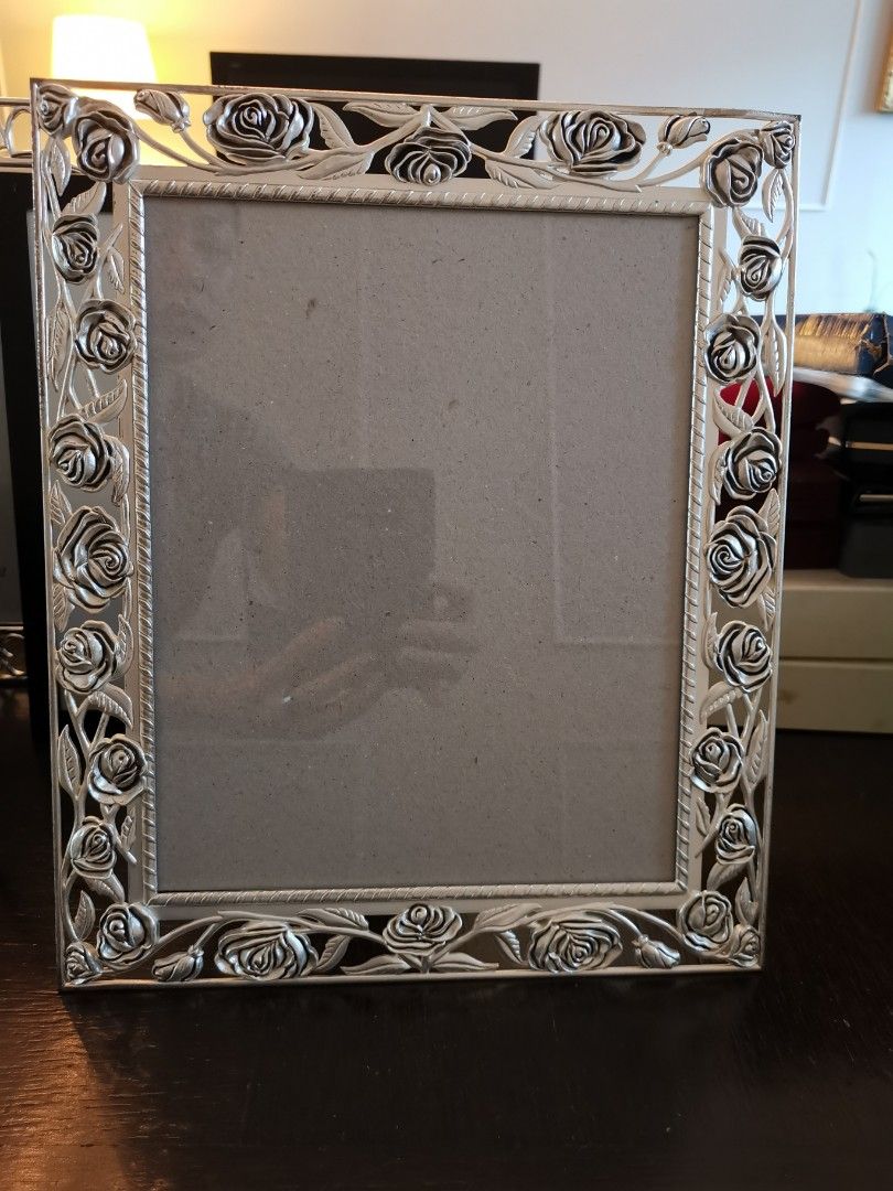 Assorted picture frames (Category: Frames & Pictures) located in Singapore. Submitted by eochow (Listing ID 1229902063, Image 2). Description: bundle 4 frames. great gift idea..