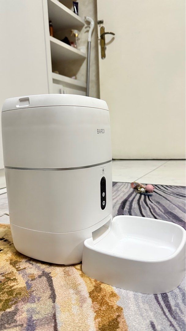 Bardi pet feeder, Perlengkapan Hewan, Aksesoris Hewan di Carousell