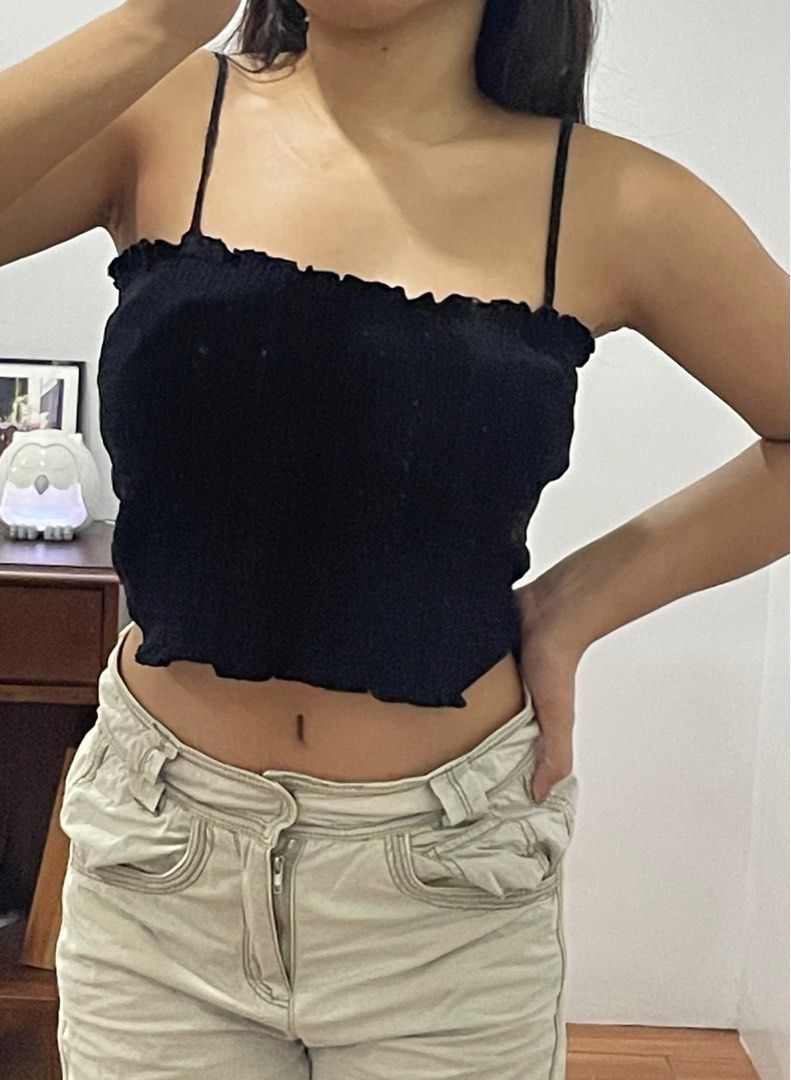 black bershka sleeveless top (Category: Sleeveless) located in Meycauayan. Submitted by thriftedluvr (Listing ID 1229893852, Image 3). Description: 💌 READ - can be worn with straps or as a tube top - waist: up to 32” - length: 10” - has few loose threads on the strap - size XS-semi M 📮 MOP: GCash only 📦 MOD: J&T or same day delivery.
