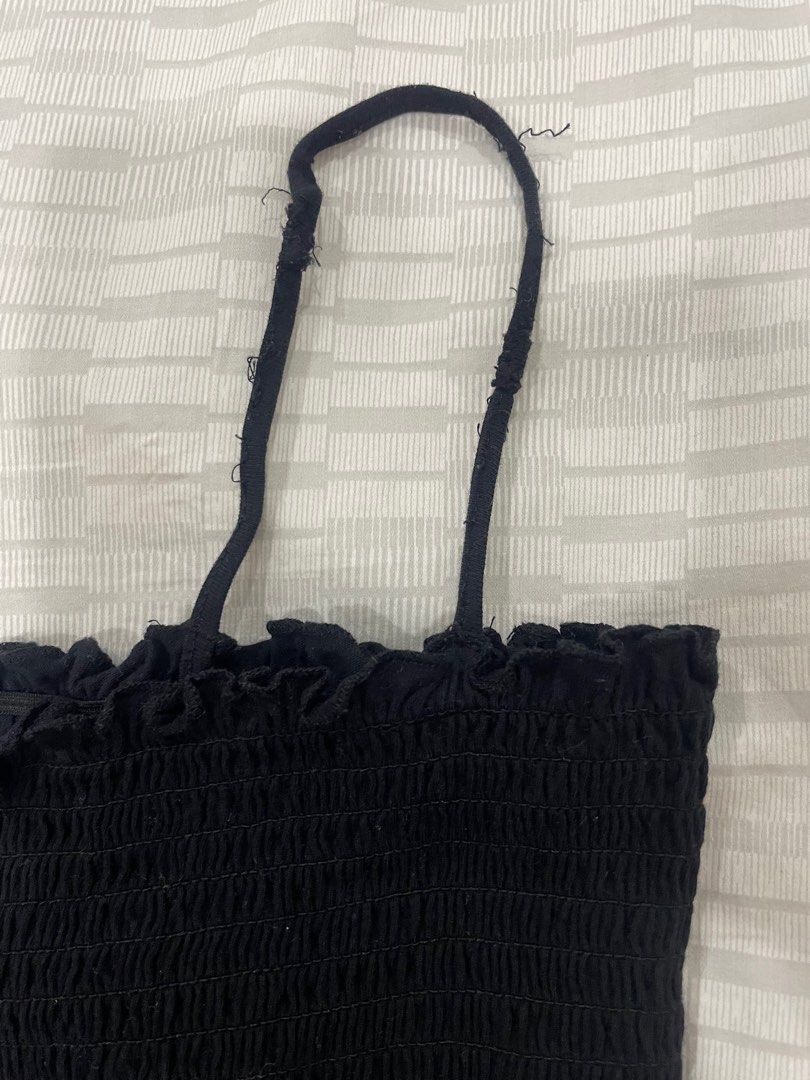 black bershka sleeveless top (Category: Sleeveless) located in Meycauayan. Submitted by thriftedluvr (Listing ID 1229893852, Image 2). Description: 💌 READ - can be worn with straps or as a tube top - waist: up to 32” - length: 10” - has few loose threads on the strap - size XS-semi M 📮 MOP: GCash only 📦 MOD: J&T or same day delivery.