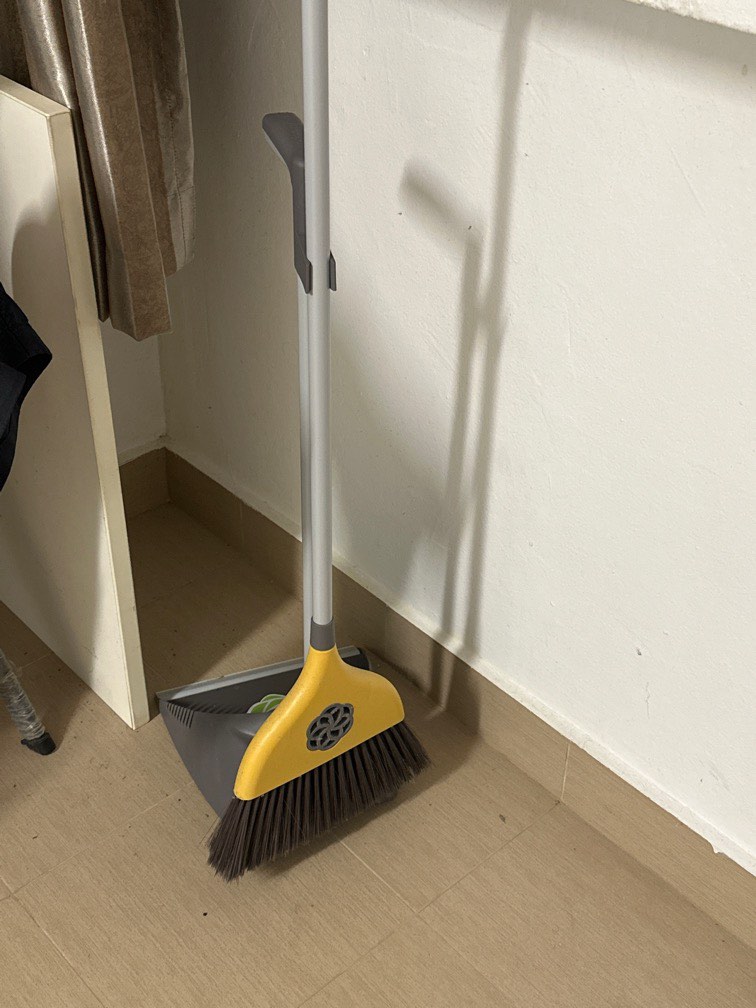 Broom with dust collector, Furniture & Home Living, Cleaning & Homecare