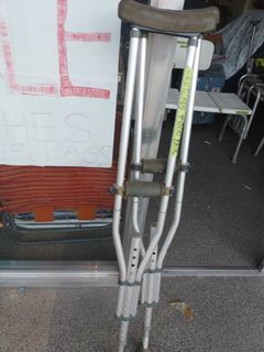 Crutches (Saklay)