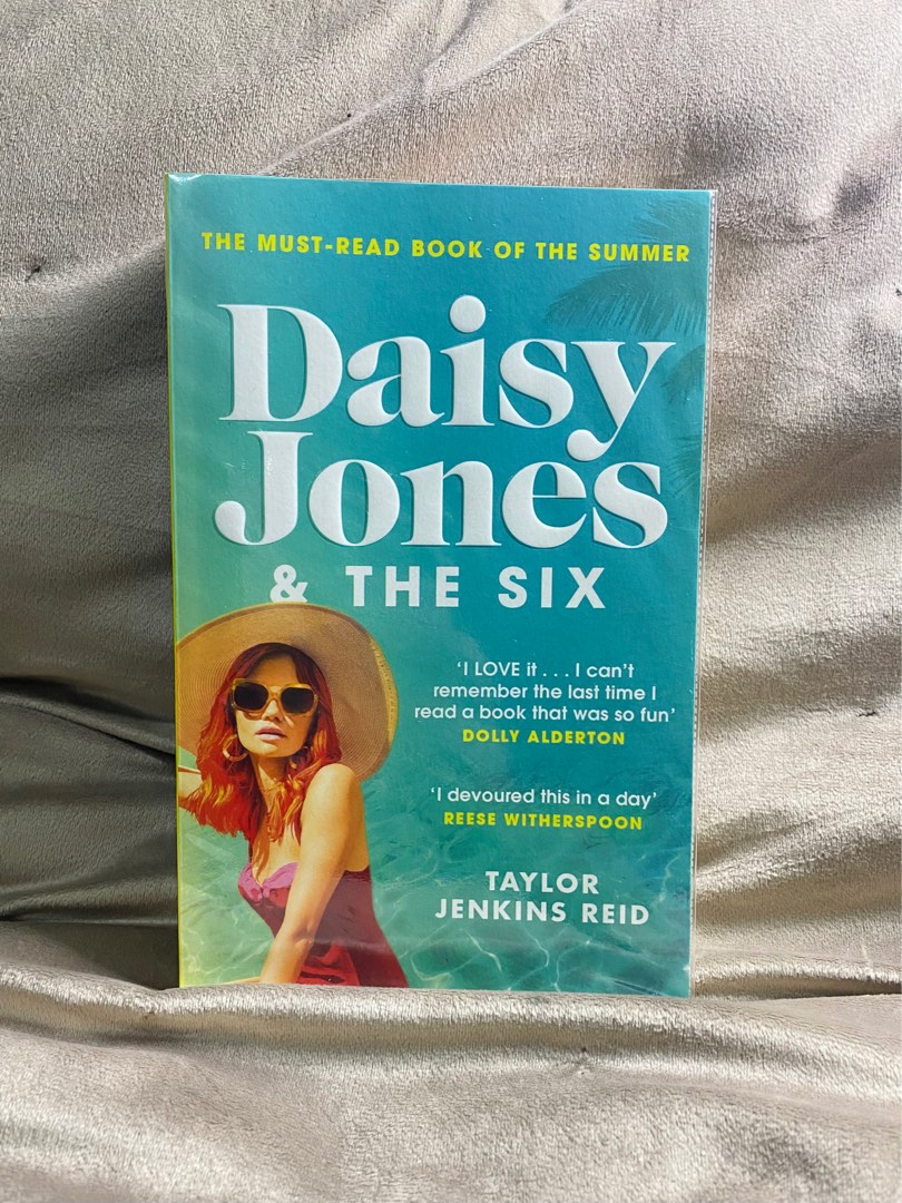 Daisy Jones & The Six Taylor Jenkins Reid [danyair777], Hobbies