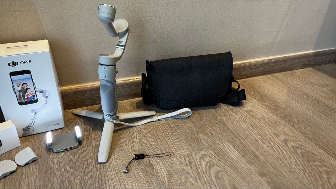 DJI OM5 Full Package (includes LED fill light and clamp for larger