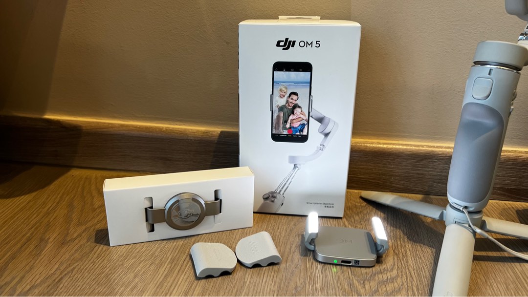 DJI OM5 Full Package (includes LED fill light and clamp for larger