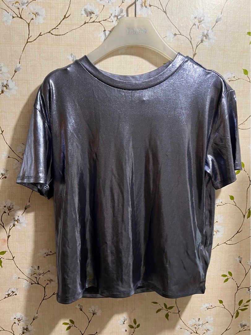 H&M METALLIC CROP TOP (Category: Blouses) located in Manila. Submitted by offbeyondph (Listing ID 1229941408, Image 1). Description: Xs.