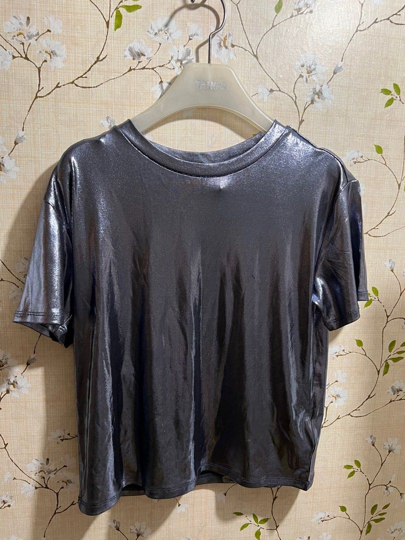 H&M METALLIC CROP TOP (Category: Blouses) located in Manila. Submitted by offbeyondph (Listing ID 1229941408, Image 2). Description: Xs.