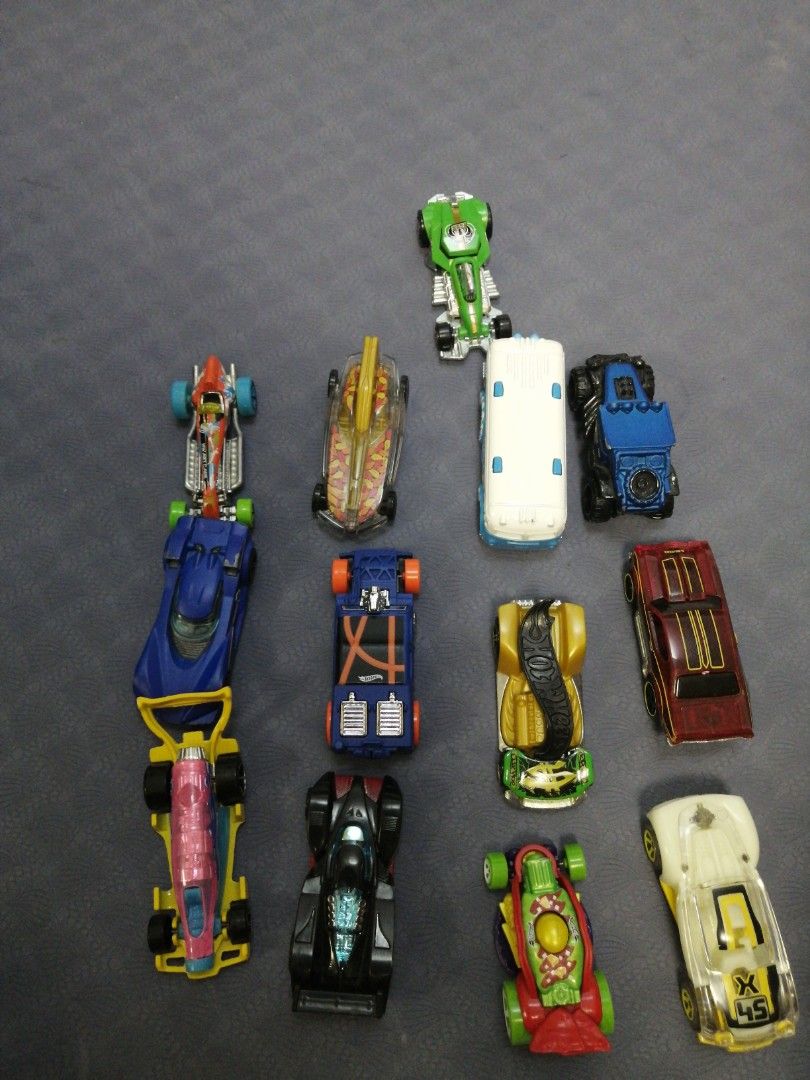 Hot wheel stunt garage with 13 cars, Hobbies & Toys, Toys & Games on