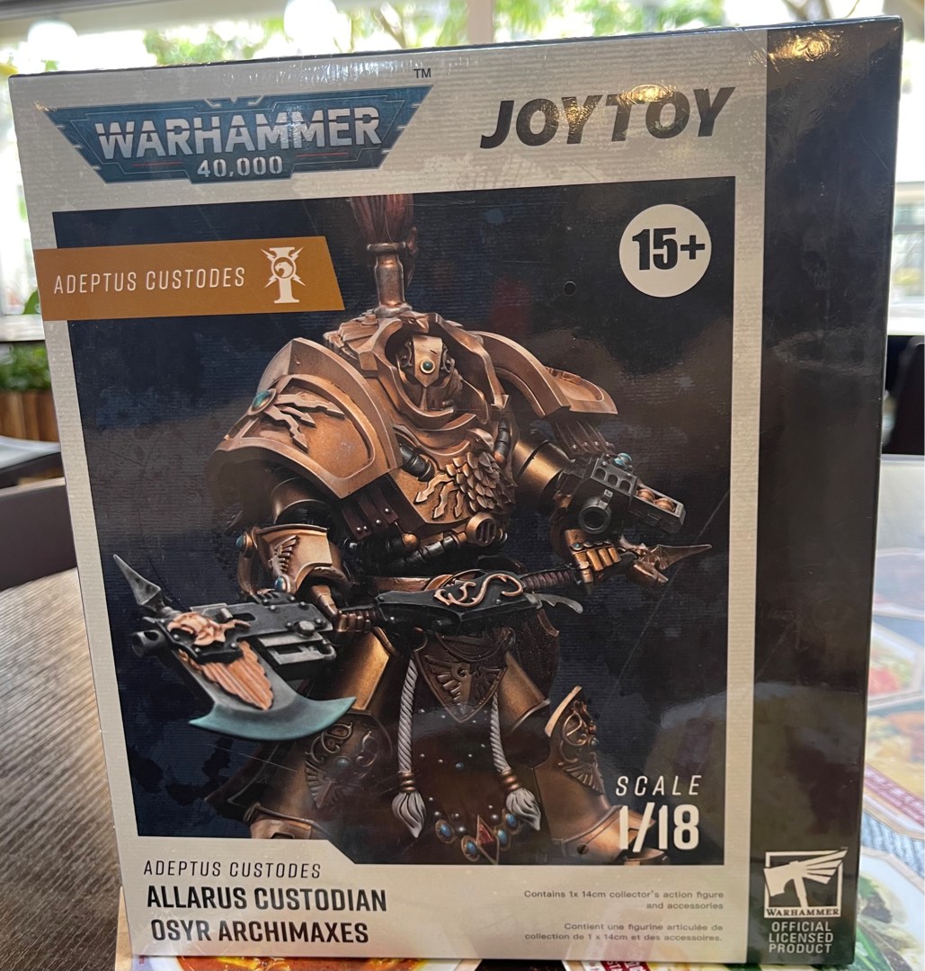 TOYVERSE JOYTOY 1/18 - Figura de acción Warhammer 40,000, Adeptus Custodes Allarus Custodian Osyr Archimaxes with Castellan Axe V2 Golden, Articulaciones Móviles, 15 Años y Más