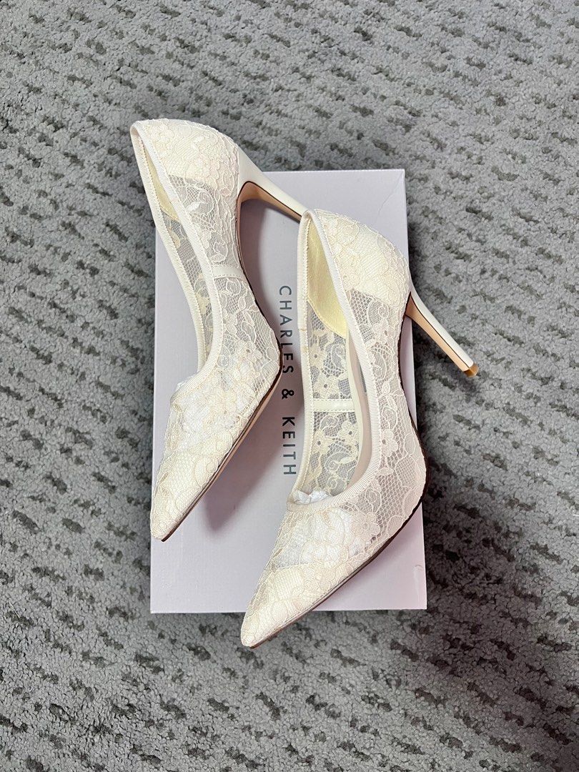 Cream outlet lace pumps